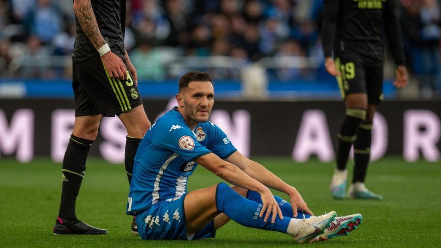 Lucas Pérez, sentado sobre el césped de Riazor en el partido contra el Castilla. |  // CASTELEIRO / ROLLER AGENCIA