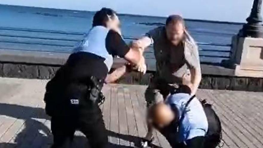 Los "negacionistas" difunden el vídeo de la detención de uno de los manifestantes en Arrecife