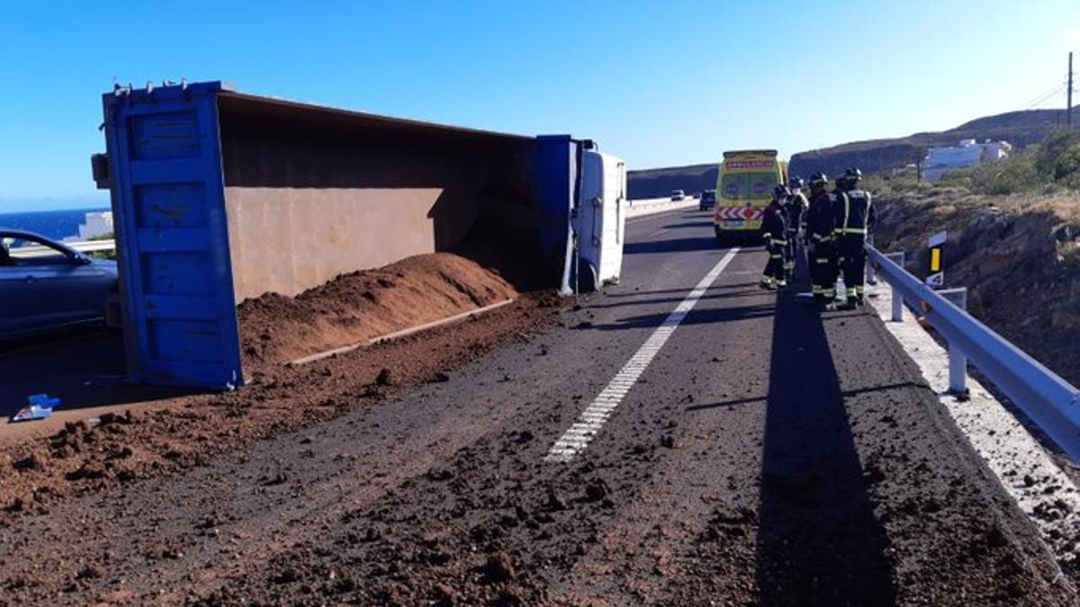 Camión volcado en la autopista del Sur.