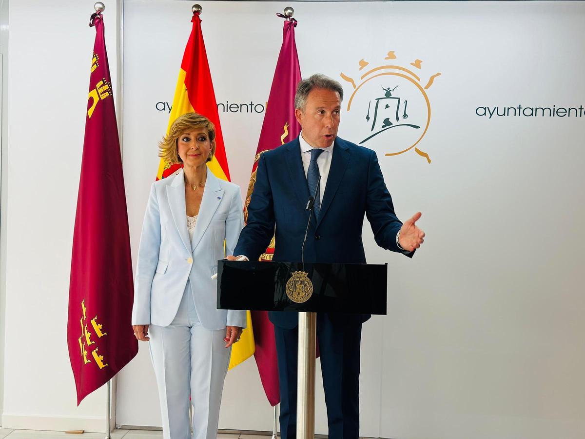 Fulgencio Gil comparecía junto a la edil de Control del Padrón, Belén Pérez.