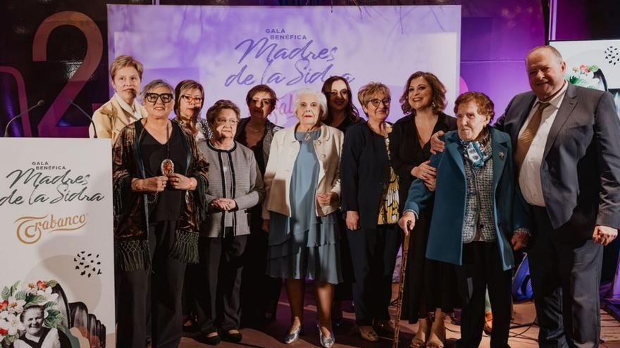 Por la izquierda, Rosa Palicio, Yolanda Lobo, María del Mar Blanco, María Luisa Suárez, María Luisa Martínez, Carolina Fernández, Margarita Valiente, María Elsa García, Yolanda Trabanco, Gelasia Valdés y Samuel Trabanco, en la gala «Madres de la Sidra» 2024, en el llagar de Sariego de Sidra Trabanco.