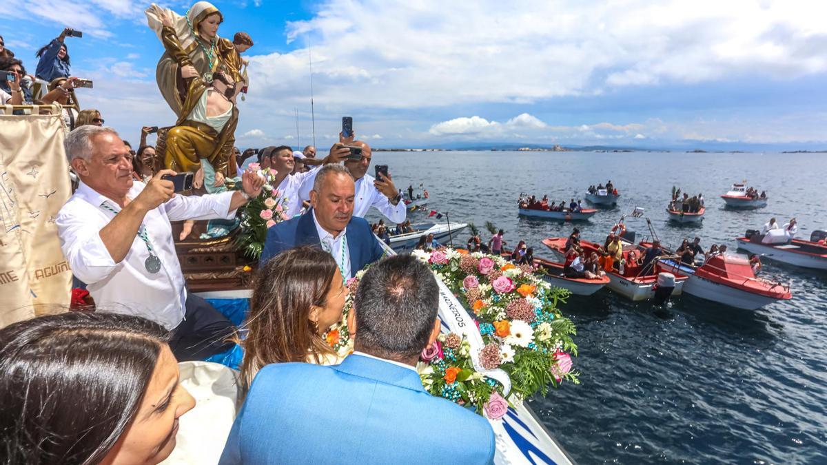 Centos de embarcacións procesionaron engalanadas para honrar a patroa dos mariñeiros