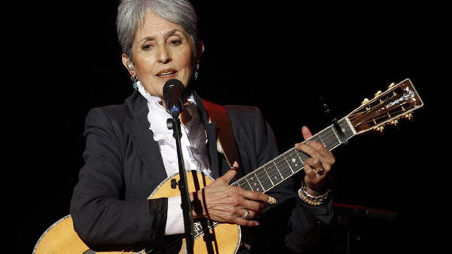 La cantante estadounidense Joan Baez, durante su concierto de anoche en el abarrotado Teatro Caixanova de Vigo.  // Ricardo Grobas