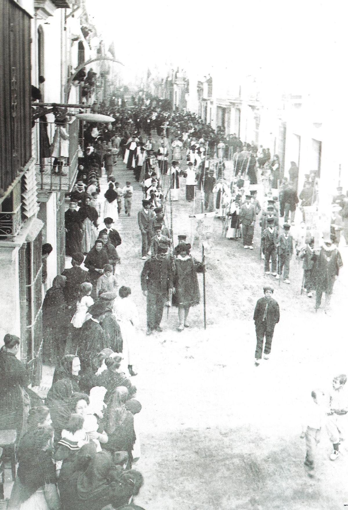 Romeria penitencial pels
carrers de Castelló en una imatge presa a l’any 1887.