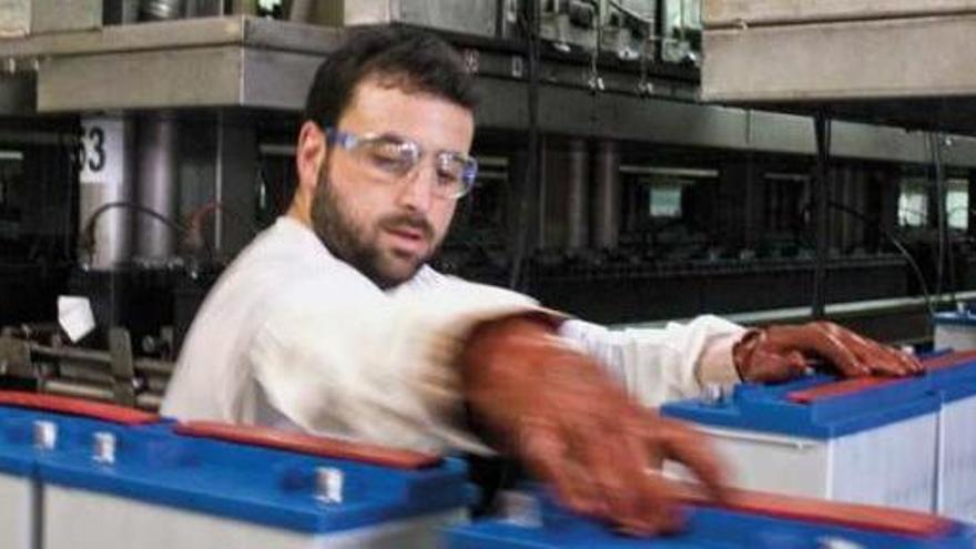 Trabajador en una fábrica de Guardamar.