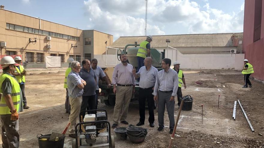 Los concejales José Guillén y Jesús Pacheco visitaron ayer las obras.