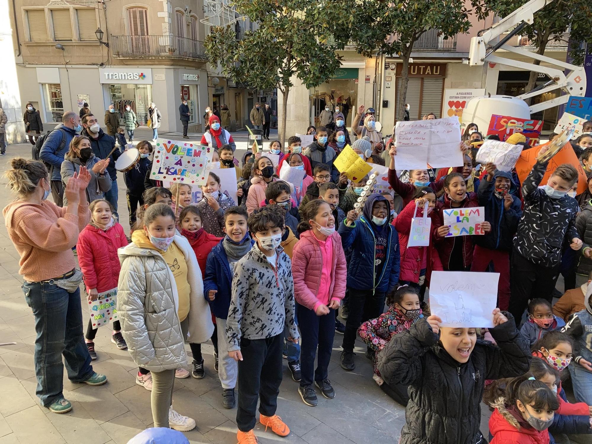 Protesta de l'Escola Anicet de Pagès davant l'Ajuntament de Figueres en defensa de la seva conserge