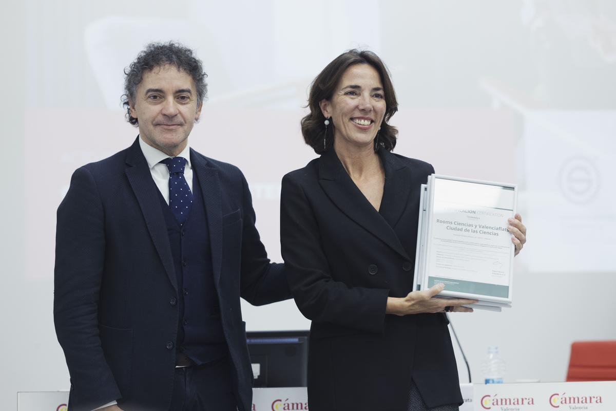 Francesc Colomer durante la entrega del certificado.