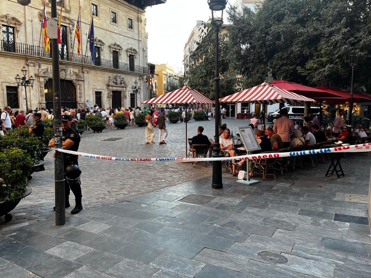 Terrazas precintadas y bajo vigilancia de la Policía en la manifestación.