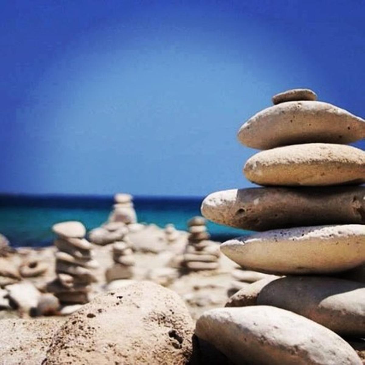 Pedres apilades a Formentera.