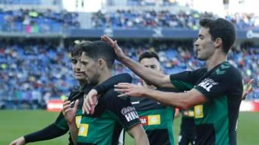 Claudio Medina felicita a Fidel tras marcar el pasado domingo en La Rosaleda.