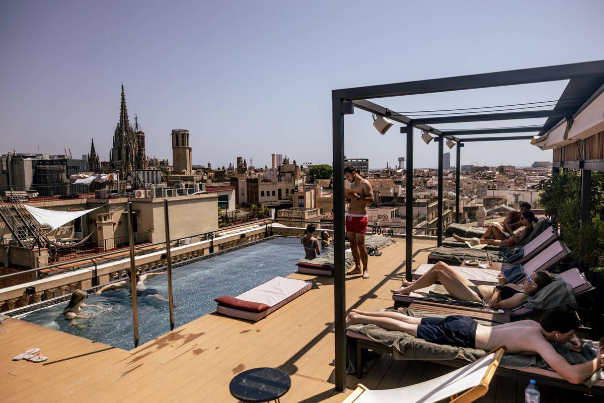 Barcelona 19/08/2026 Sociedad. Turistas se refugian en piscinas y terrazas de los hoteles durante las horas de más calor en Barcelona. AUTOR: JORDI OTIX