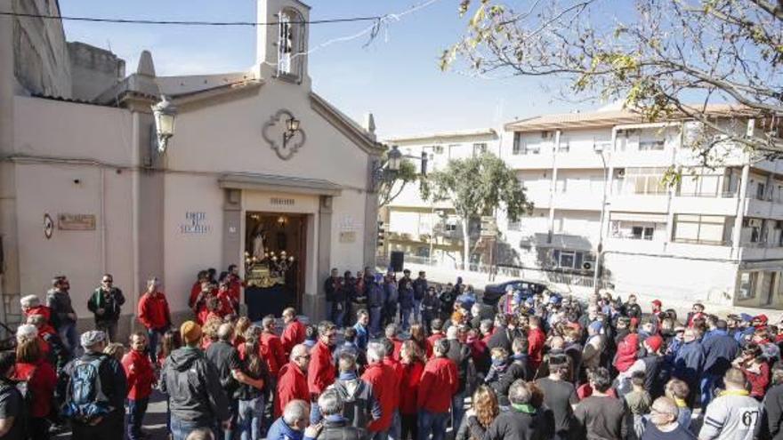 Más de 300 tiradores en la puerta de la ermita para visitar a San Antón.