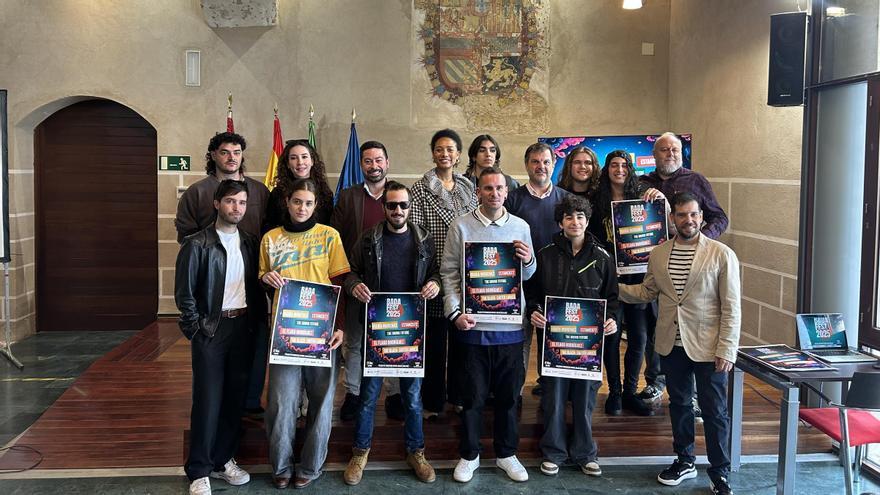 Foto de familia de los artistas seleccionados, la concejala de Juventud y el jurado de Badafest