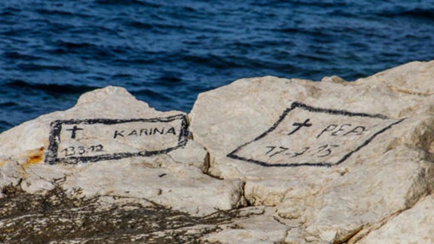 Tumbas improvisadas en el área del Peñón de Ifach.