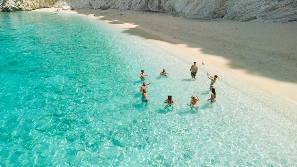 Una playa de aguas turquesas que te enamorará.