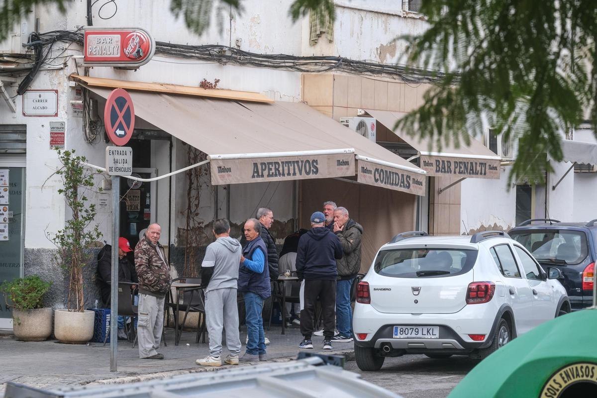Vecinos concentrados a las puertas de uno de los pocos bares que quedan en el barrio de San Antón