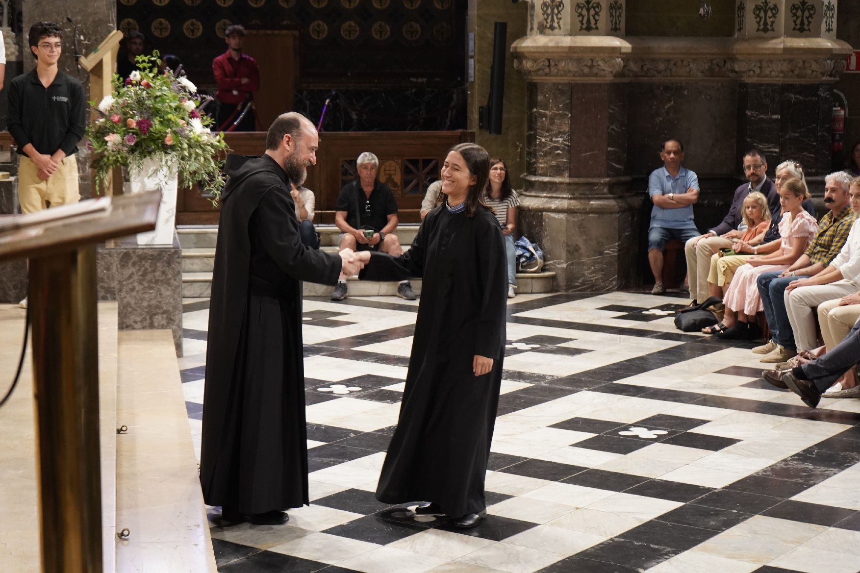 Montserrat vesteix les primeres escolanes de la història