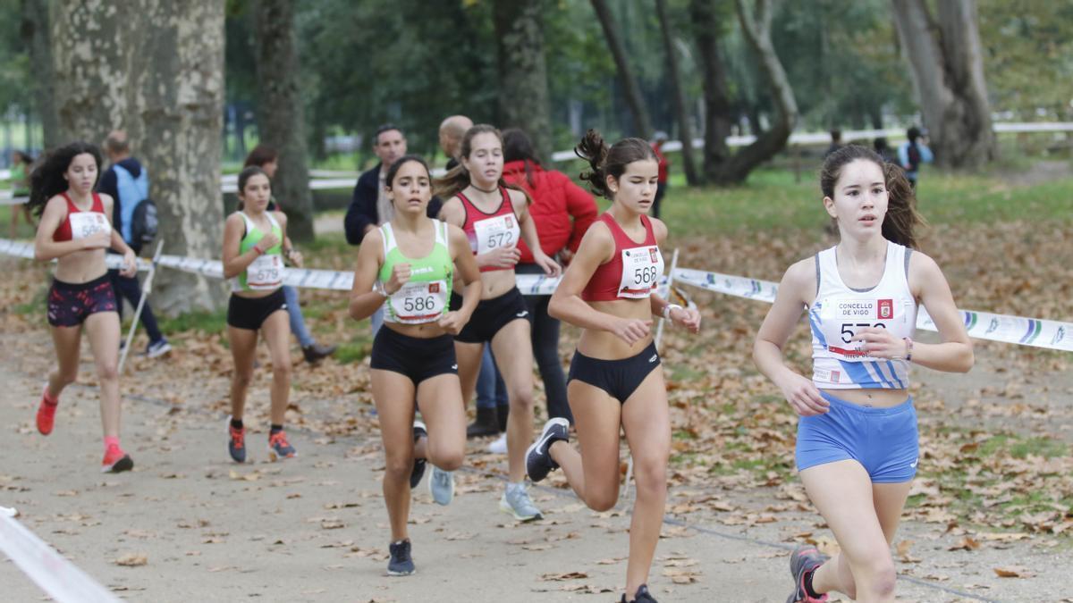 ATLETAS PARTICIPANTES EN EL XXIV CROSS ESCOLAR AGRUPACION DEPORTIVA CASTRO - SAN MIGUEL QUE SE DISPUTO EN EL CIRCUITO DEL PARQUE DE CASTRELOS ( VIGO ) .