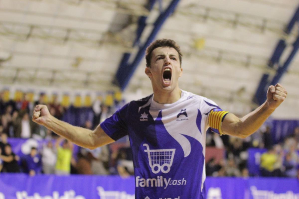 Gon Castejón celebra un gol con el Alzira FS.