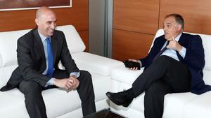 GRAF1030  MADRID  01 06 2018 - El presidente de la Federacion Espanola de Futbol  RFEF   Luis Rubiales  i   se mostro este viernes  satisfecho  despues de mantener una primera reunion con su homologo en LaLiga  Javier Tebas  d   pese a reconocer que existen  discrepancias  entre ambos sobre algunos de los temas tratados  EFE  Carmelo Rubio