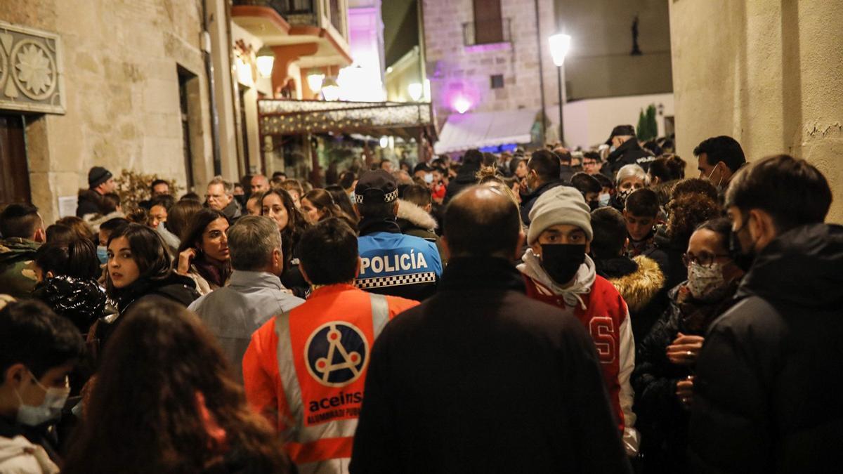 Público esperando a las puertas de la iglesia de San Vicente desde donde salía la procesión de la Buena Muerte.