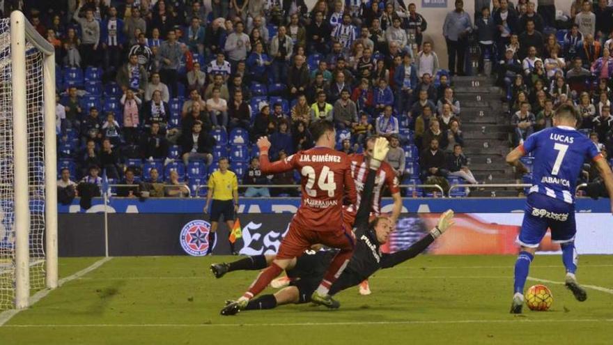 Lucas empuja el balón, que no podrán detener Oblak, Giménez ni Godín.