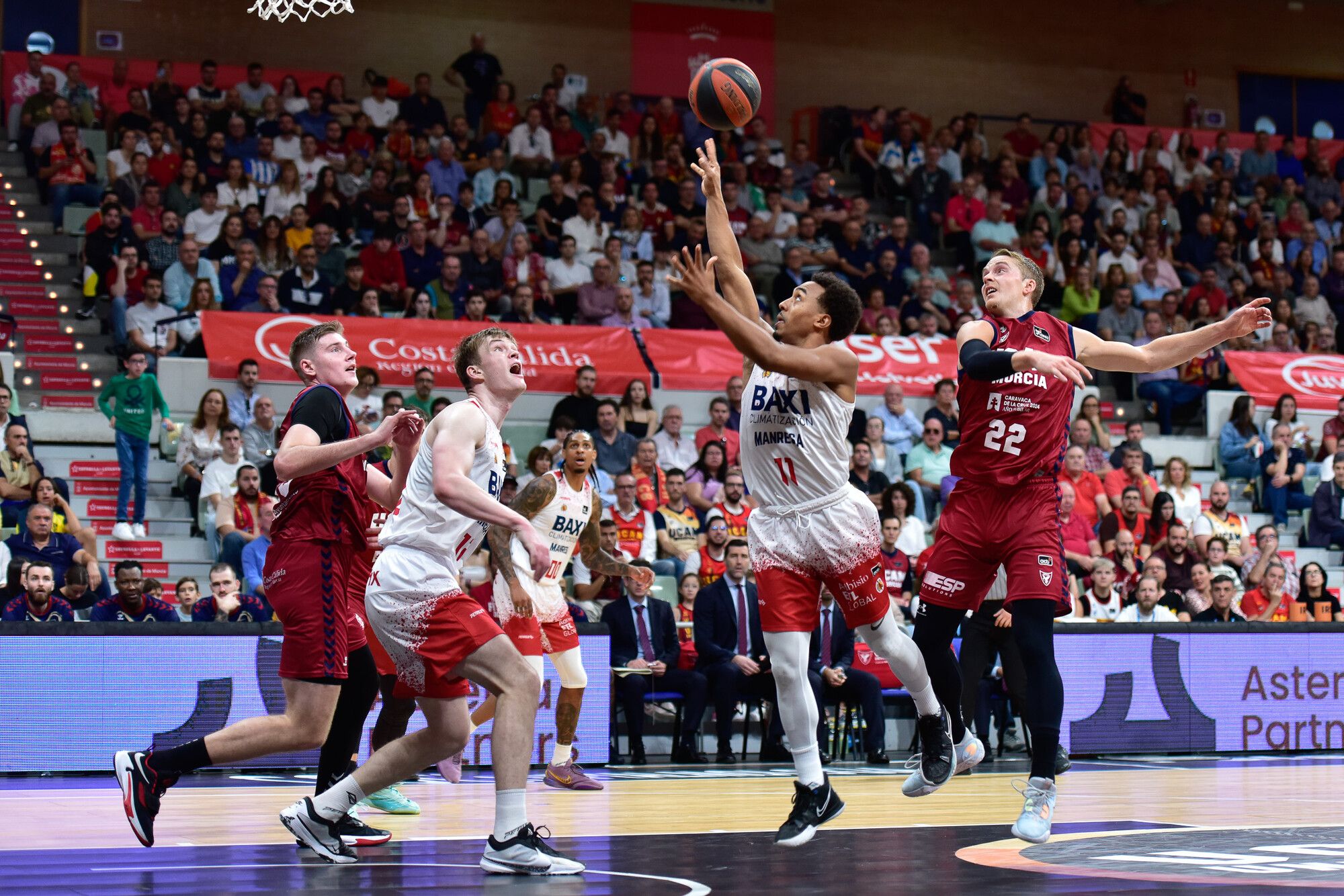 Imatges del partit de la Lliga Endesa entre l'UCAM Múrcia i el Baxi Manresa