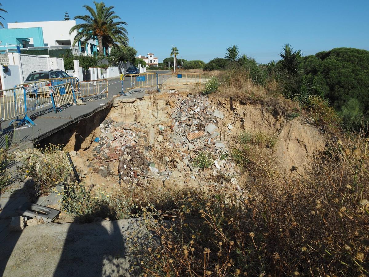 El socavón está pegado a una zona de viviendas.