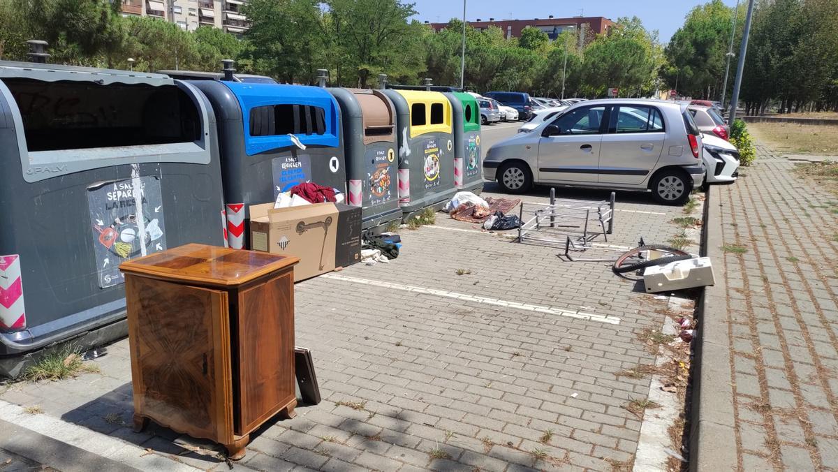 L'Associació de Veïns la Massana de Salt denuncien mobles abandonats a la via pública