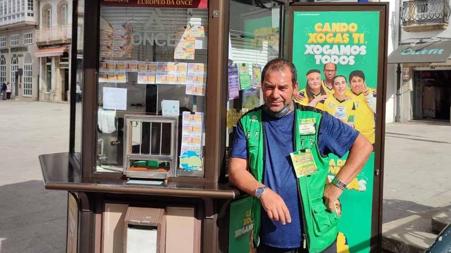 Benjamín Paz Carballeira, vendedor de los cinco cupones de la ONCE premiados en Betanzos, junto a su kiosco.