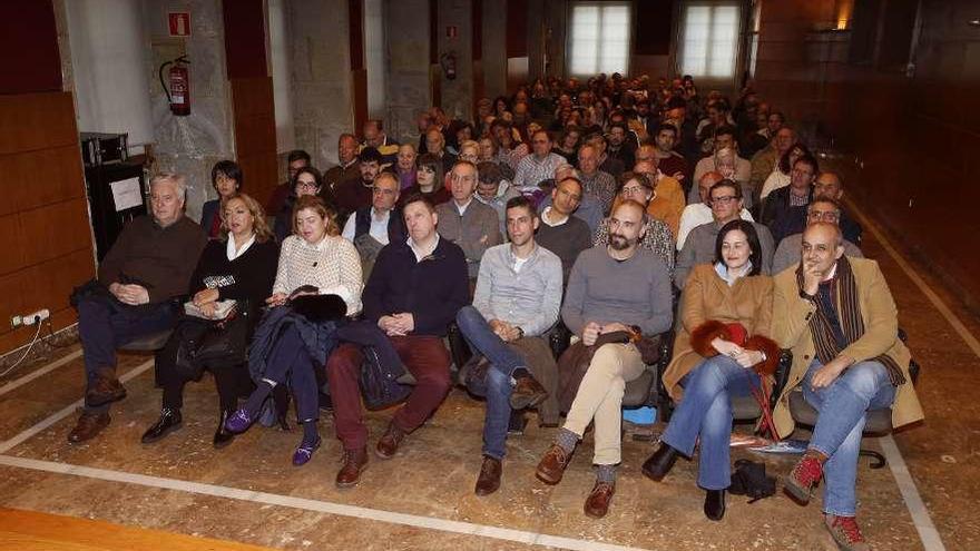 Público que asistió ayer a la charla del Club FARO en el Auditorio Municipal do Areal. // Ricardo Grobas