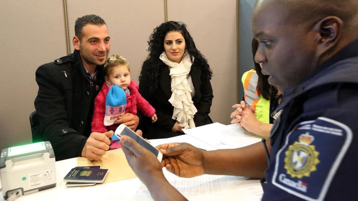 Una familia de refugiados sirios recién llegada al aeropuerto de Toronto (Canadá), en el 2015