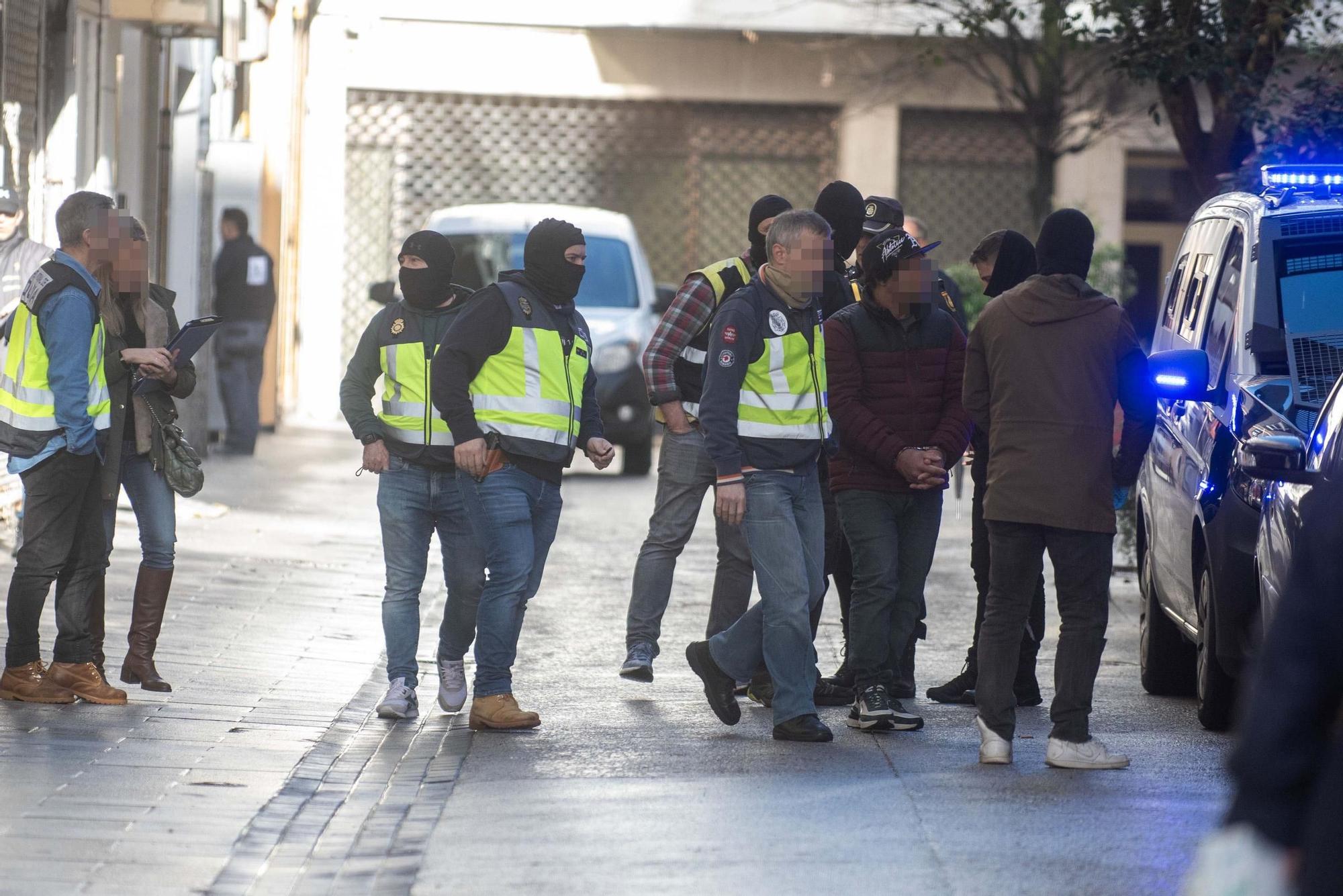 La Policía Nacional registra varios domicilios en A Coruña relacionados con el menudeo de drogas
