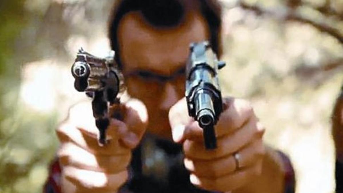 Tres imágenes del polémico programa de El 33 'Bestiari il.lustrat', que simuló 'fusilamientos' a personajes como el Rey, Fèlix Millet y Salvador Sostres.