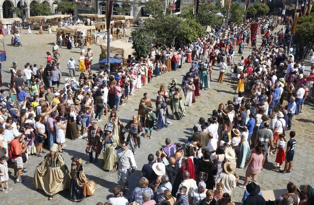 Miles de personas eligieron volver al medievo en Pontevedra en vez de refrescarse en la playa pese al calor extremo.