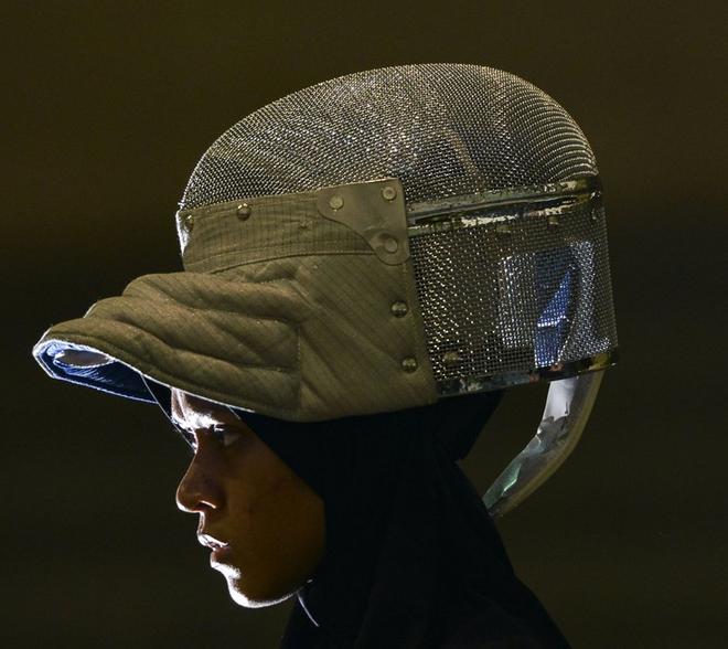 Un atleta de esgrima asiste a una sesión de práctica en un centro deportivo en Banda Aceh.