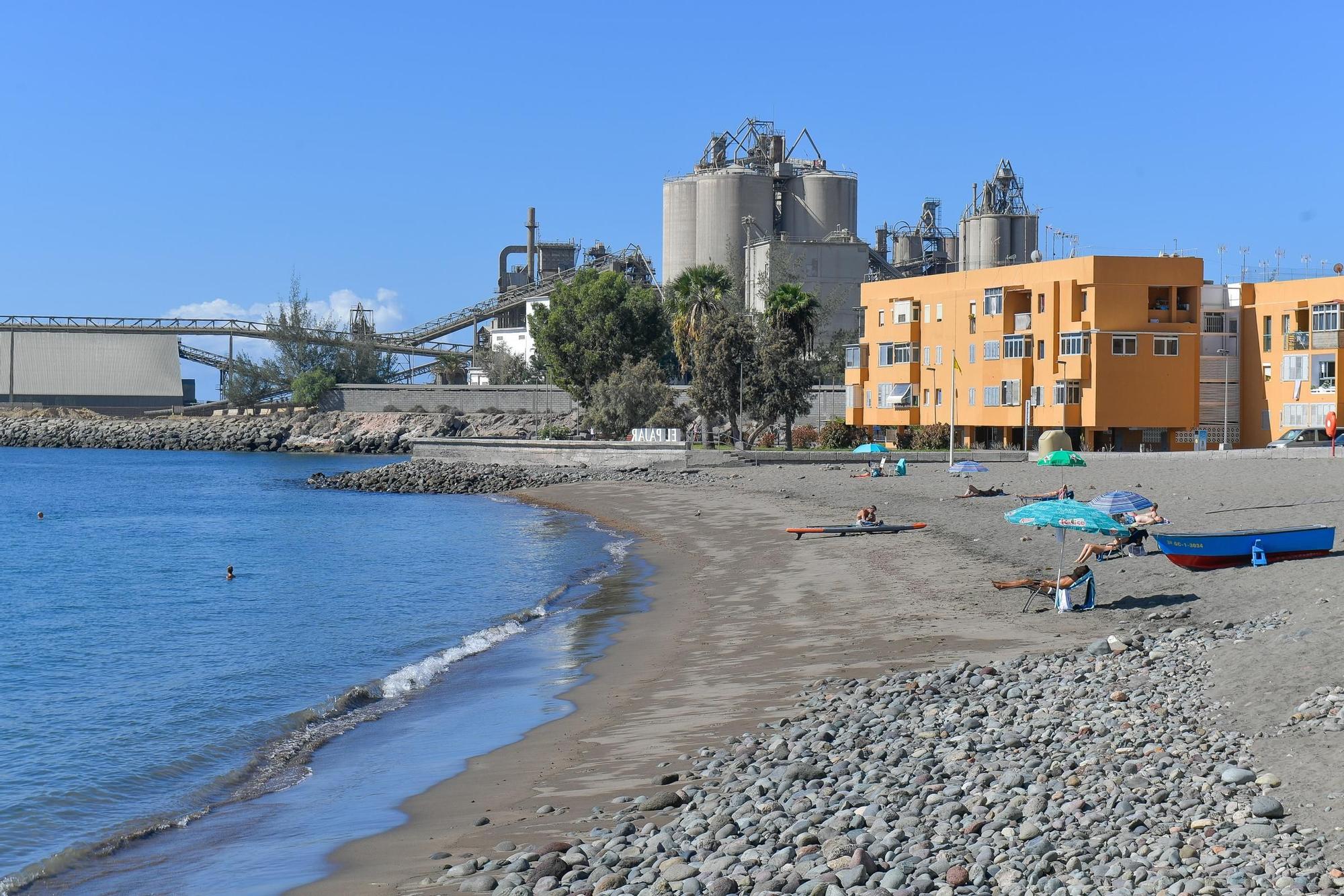 Imagen de la bahía de El Pajar en la que se observa parte de la zona residencial, la fábrica cementera y el puerto.
