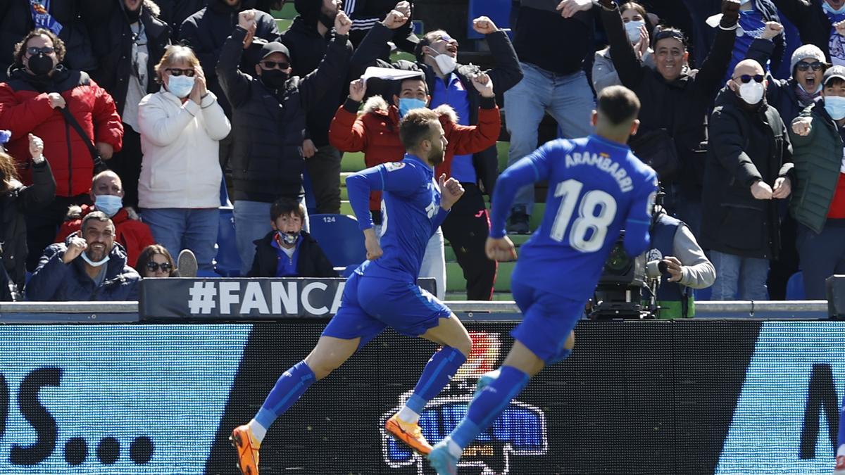 Los jugadores del Getafe celebran con la grada el gol de la victoria.