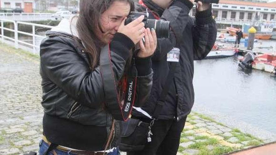 Dos participantes de la quinta Maratón Fotográfica.  // J. L. Oubiña