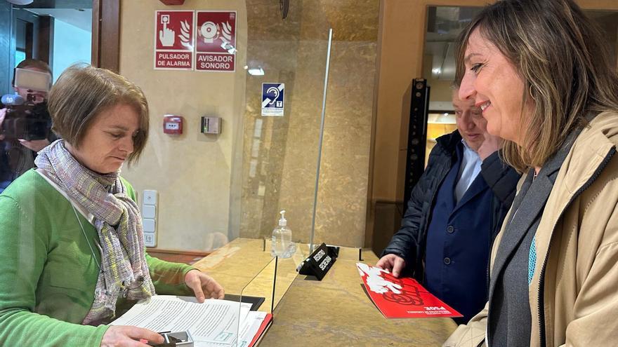 La portavoz del PSOE, Lola Ranera, acude al Justicia a registrar una queja