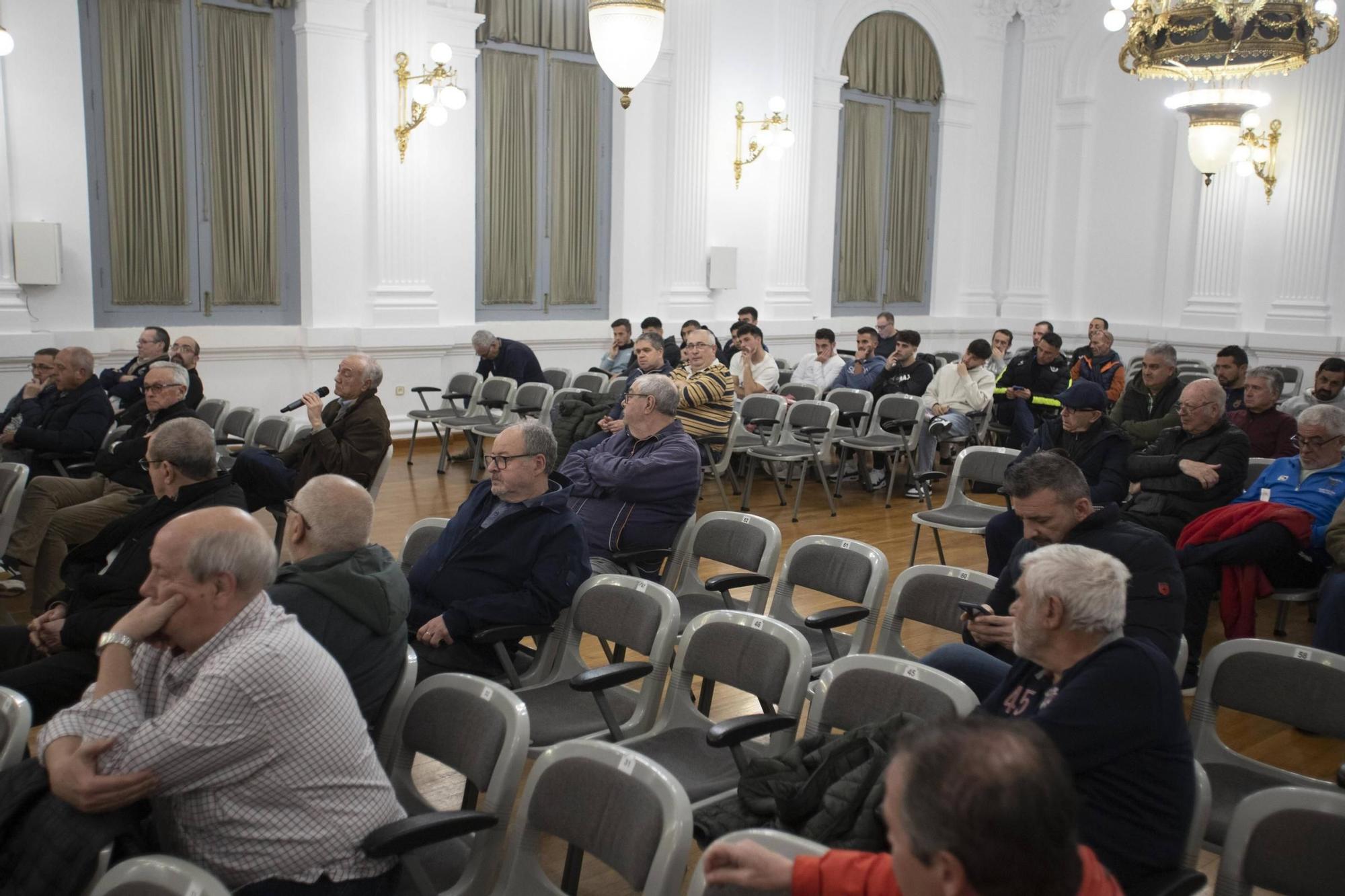 Así fue la tensa asamblea del Olímpic de Xàtiva en la que los socios toman las riendas