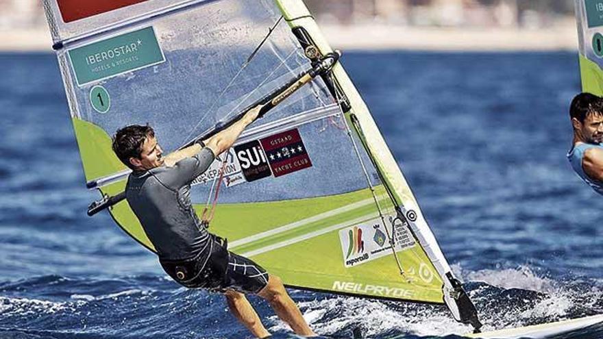 El formenterense Mateo Sanz, que lidera su categorÃ­a, durante la regata de ayer en aguas de la BahÃ­a de Palma.