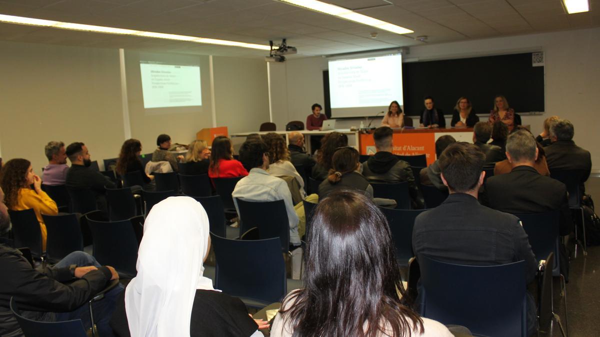 Público asistente en el salón de actos del edificio IV de la Politécnica Superior.