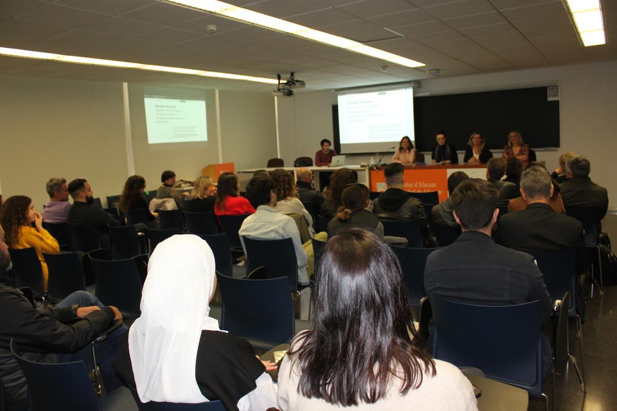 Público asistente en el salón de actos del edificio IV de la Politécnica Superior.