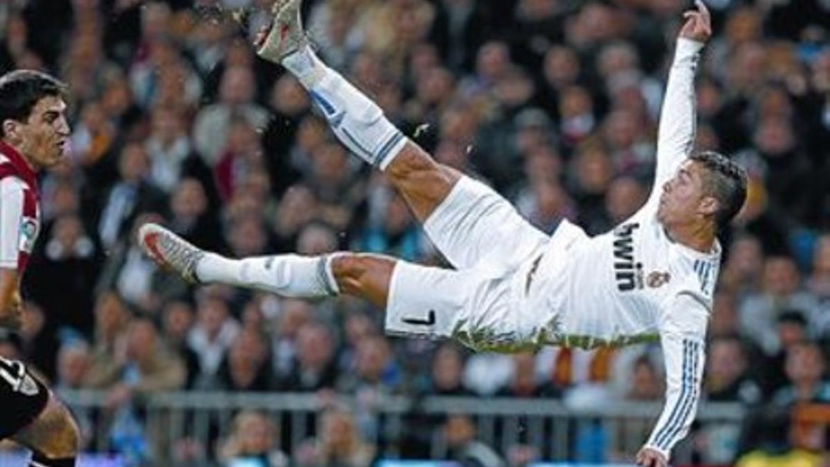 Cristiano Ronaldo remata de forma acrobática, ayer en el Bernabéu.