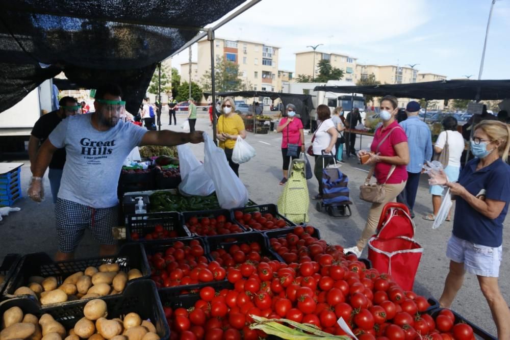 El mercadillo de Huelin vuelve a abrir tras entrar Málaga en la Fase 1.