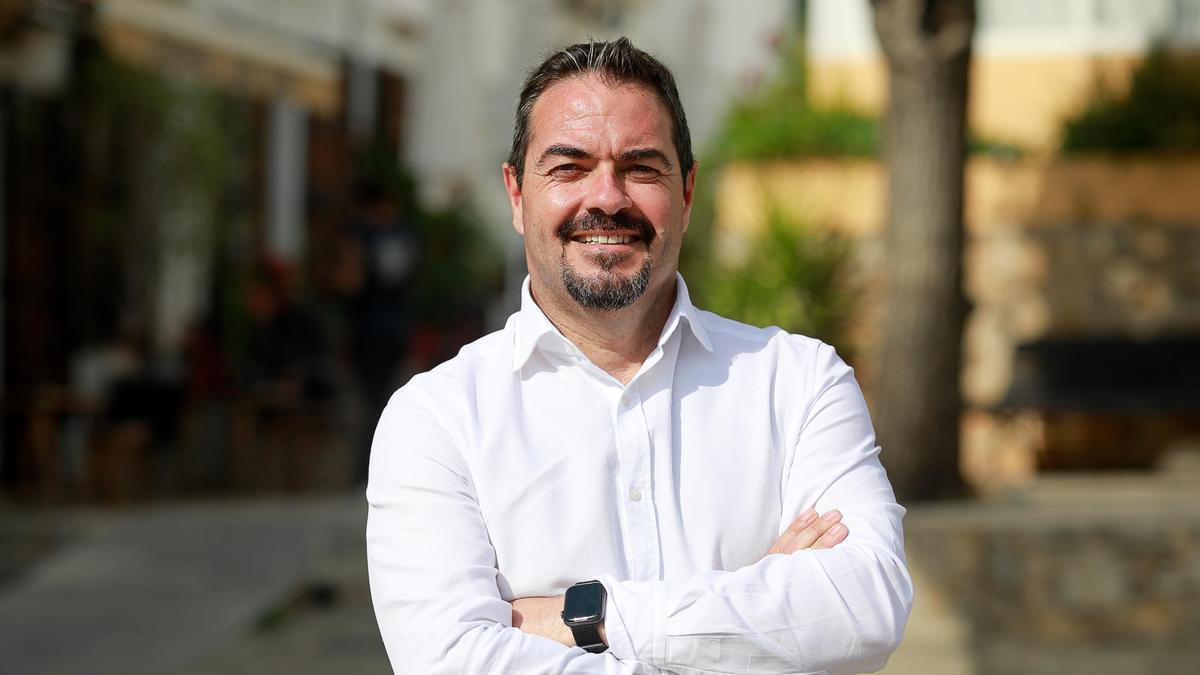 Santi Marí, en la plaza del centro de Sant Joan.