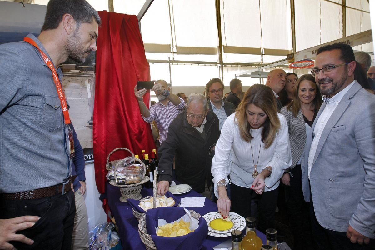 La presidenta de la Junta visita la Feria de los Municipios