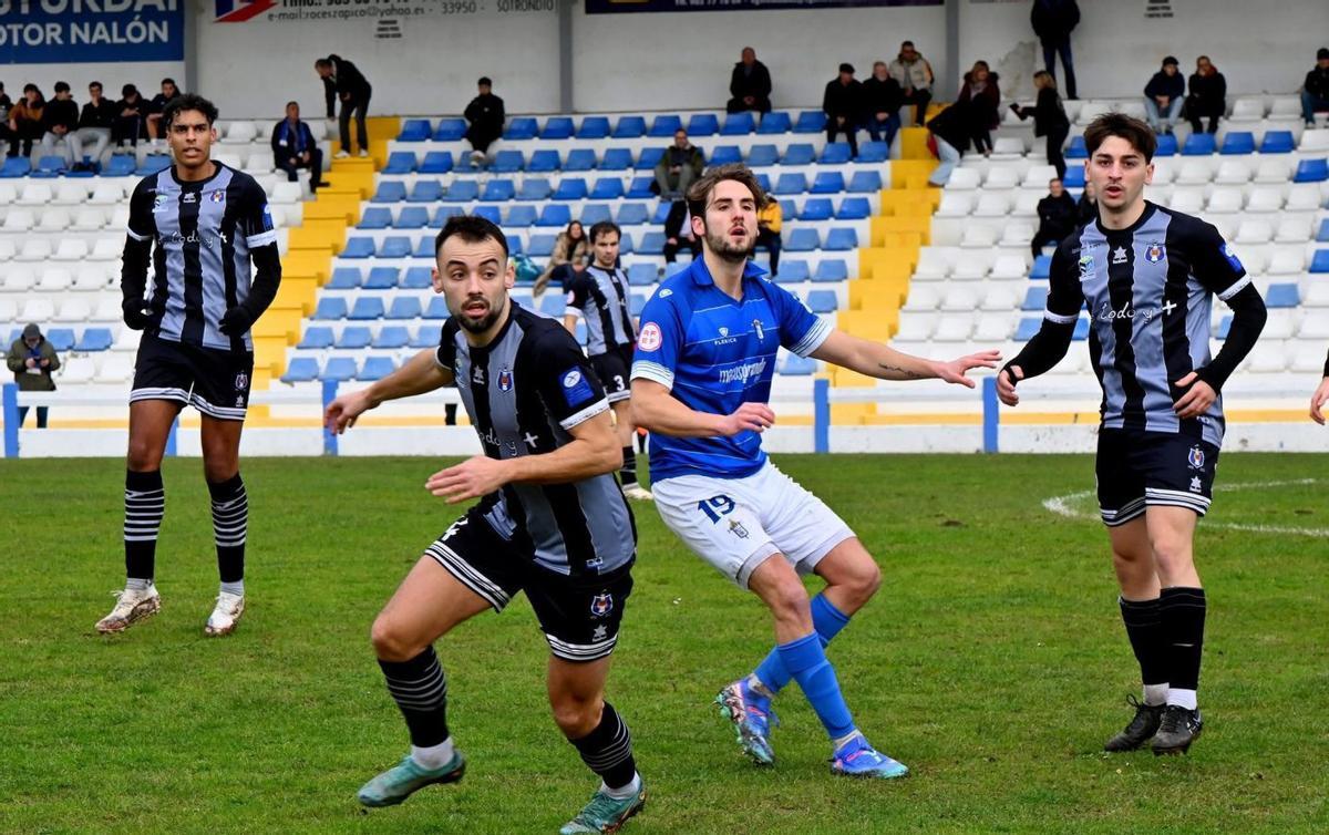 Una acción del partido disputado entre el San Martín y el Tuilla el domingo en El Florán.  |